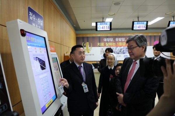 고용노동부 이재갑 장관, 장애인 고용 모범 사업장 선정된 가톨릭대학교 성빈센트병원 방문
