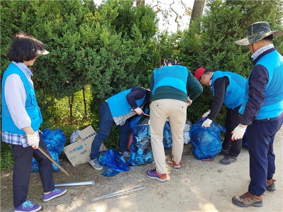 한국농어촌공사 화성수원지사, 시흥 흥부저수지서 환경정화활동 실시
