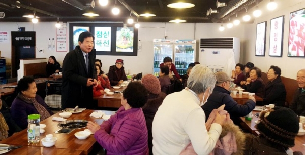 대박고깃집 권선점 한상운 대표, 경로당 어르신 초청 큰잔치 흐뭇