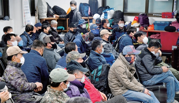 [르포] 어제도 일감 없어 빈손으로… 코로나 한파에 인력시장 꽁꽁