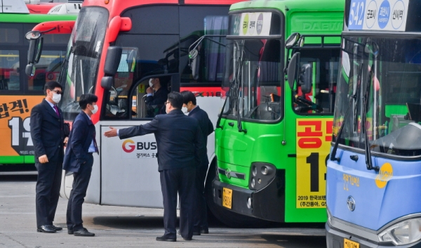 코로나19로 버스 승객 3명 중 1명 사라져…버스업체들 줄줄이 도산 위기