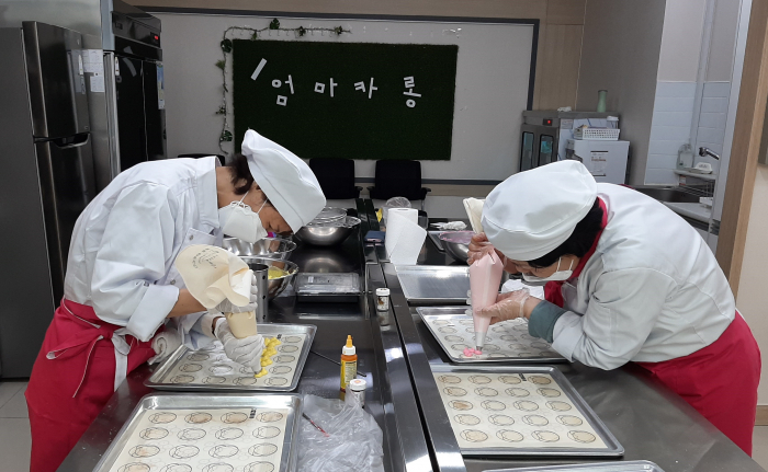 인천 연수구 노인인력개발센터, 노인일자리 위한 엄마카롱 사업 눈길