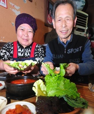 수원 남문로데오 시장 명물 우렁이쌈밥집…하루 딱 100인분만