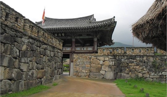 주군을 그리워하는 애잔함 느껴지는 객사