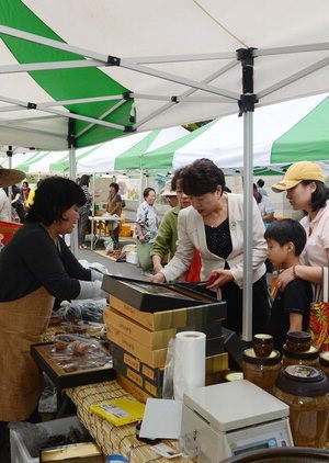 추석맞이 농축산물 직거래장터 열렸다
