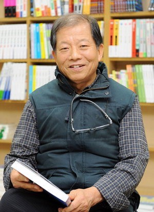 부경대에 300만 원 기부, 구내서점 운영 김상규 씨