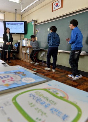 아이스께끼(치마 들추기)가 장난? 친구의 性 인권 해치는 폭력이라고 알려주세요