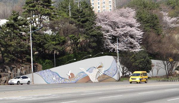 칙칙한 만덕터널 입구 새옷 입는다