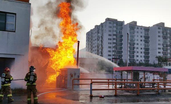 함안 LPG 충전소서 불 1명 부상 300여 명 대피