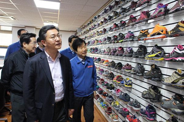 통일부장관, 지역 개성공단 피해업체 찾아 격려
