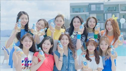 아이오아이(ioi) 하늘보리 광고모델 발탁...수영장 배경