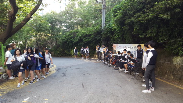 오케스트라 선율로 기분 좋은 등굣길 선사