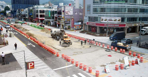 해운대해수욕장 개장했는데 진입로는 공사중
