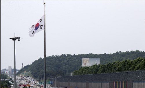 현충일 태극기 조기로 게양 깃봉에서 깃 면 너비만큼 내려달기