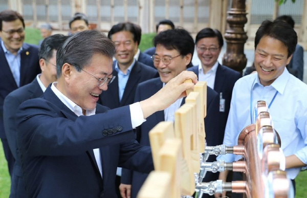 문재인 대통령 ‘청와대 호프 미팅’…커피 산책 이은 맥주 회동