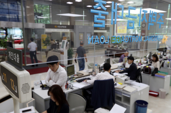8·2 부동산대책 후폭풍?…5대 은행 신용대출, 보름 만에 6000억 ‘쑥’