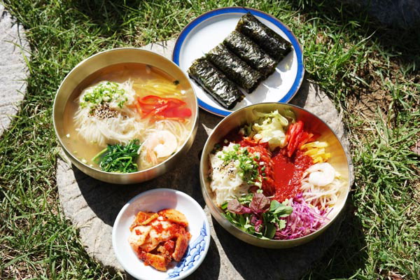 찬바람살살불麵(면) 더 그리워지는麵…잘 꾸민 정원 만큼이나 정성으로 말아낸 국수