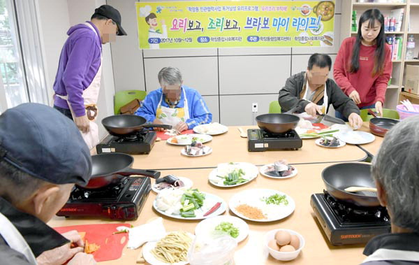 요리하고 수다도 떨고…삶의 재미 되찾는 남자들