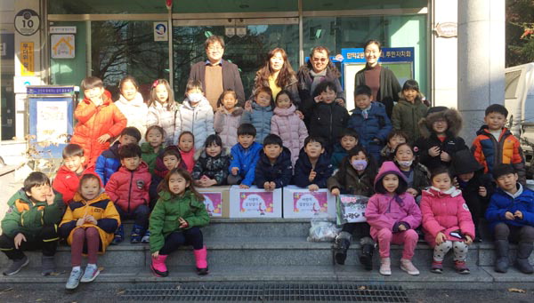 부산 북구 만덕2동 꿈동산 어린이집 어린이들, 김치와 이웃돕기 성금 기탁