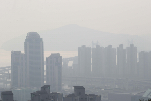 [오늘 날씨] 낮부터 맑아져…미세먼지 ‘나쁨’·수도권 황사 ‘유의’(12월 31일)