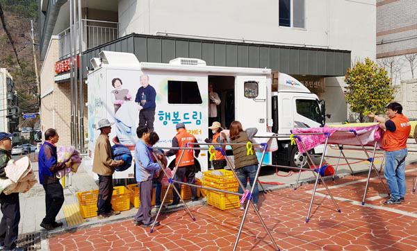 “어르신, 묵은 빨래 꺼내세요” 해운대구 ‘이동형 빨래방’ 인기