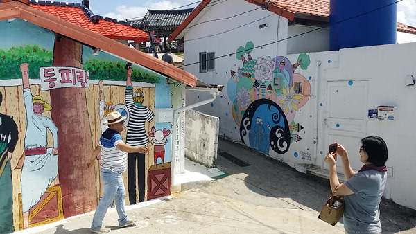 통영 동피랑 벽화마을 새단장 한창