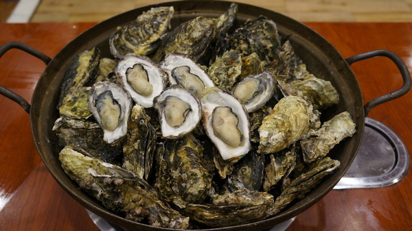 솥 넘치는 굴구이, 저렴한 가격에 무한대로 ‘굴잔치’