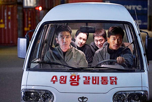 [이원 기자의 Ent 프리즘] 명절 극장가 사라진 사극…코미디에 이종장르 곁들인 ‘믹싱’이 대세