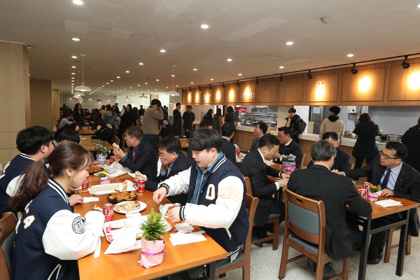동아대 학생회관 식당 새 단장, 쾌적한 환경과 다양한 메뉴로 학생 발길 잡아