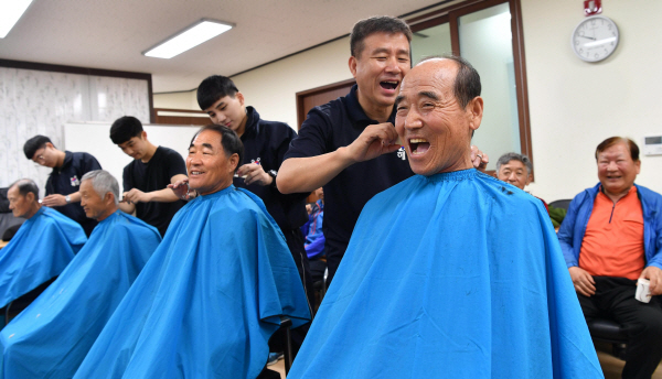 해군교육사 기술행정학교,  7년간 매월 이발봉사활동