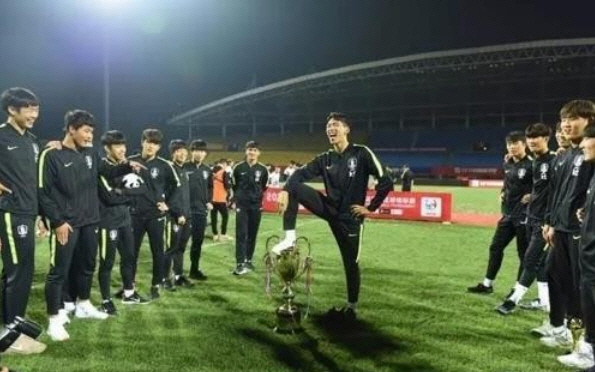 박규현 트로피에 발·일부 선수 소변 시늉 논란…결국 ‘우승컵 박탈’