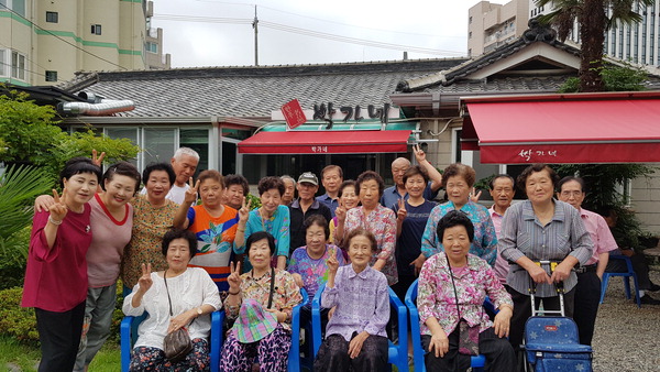 부산 연제구 거제1동 박가네, 어르신 30여 명 모시고 점심식사 대접