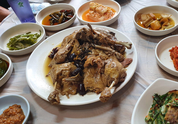 옻나무 껍질 삶은 물로 촌닭 끓여내니 ‘보약 밥상’