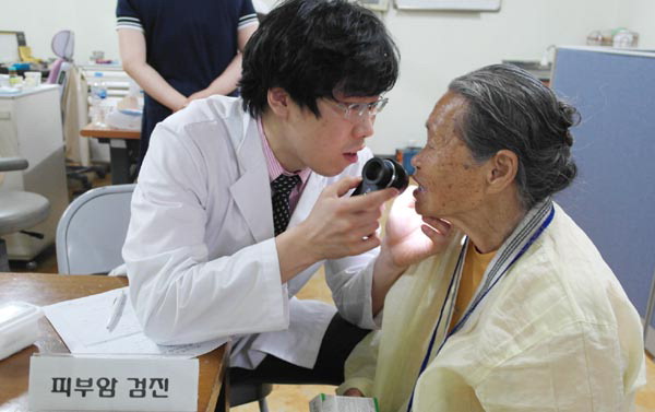 [사회복지관 지역맞춤 사업] ‘흰색 가운’ 천사들 26년간 동네 건강 지킴이