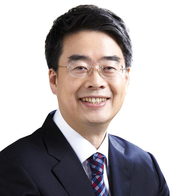 병원광고에 얼굴·이름 노출…정근 선거법 위반 논란