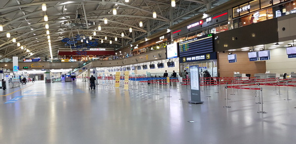 [르포] 굳게 닫힌 하늘길…김해공항 일본행 항공편 단 1대만 떴다