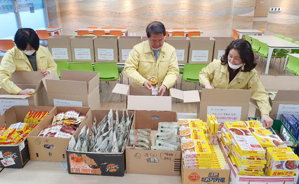 부산환경산업㈜과 부산동부환경㈜, 부산 동구에 간편식품 전달