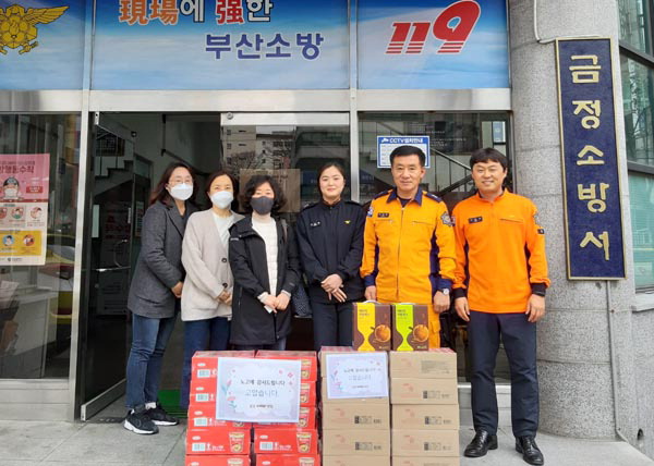 부산 금정아이쿱생협, 금정구보건소와 금정소방서에 격려 물품 전달