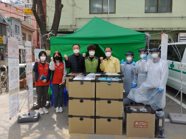 부산진구노인장애인복지관, 선별진료소 찾아 도시락 응원