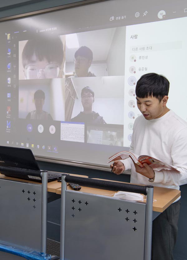“However가 무슨 뜻이죠” 담임 교사 질문에 “그러나요” 학생들이 노트북 스피커로 답했다
