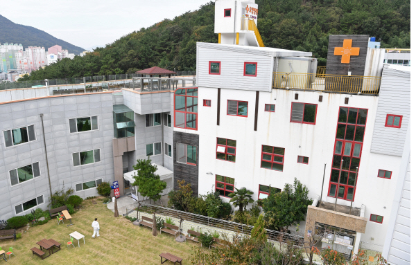 국내 확진자 다시 50명 아래로 … 해뜨락 요양병원 추가 확진 ‘0명’