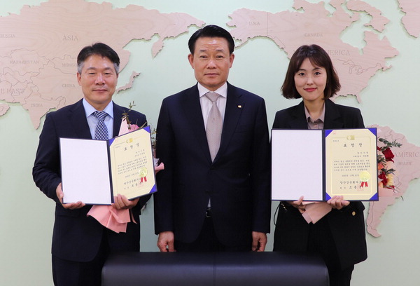 양산시 공무원 안상일·박윤행, 양산상공회의소 표창장 수상