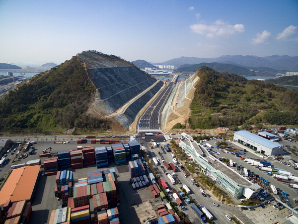 신항 인근 산 깎아 배후단지  만든다