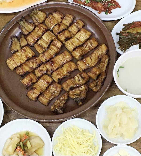 65년 된 씨간장 비법양념…고소한 민물장어가 입에서 녹네 녹아