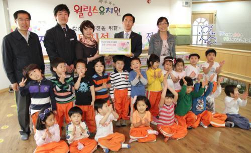 농어촌공사, 영유아 위탁시설에 쌀과자 선물