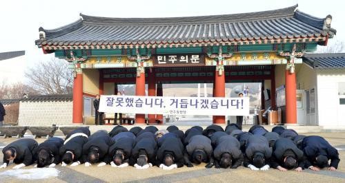 겉으론 ‘참회투어’ 안에선 ‘계파싸움’