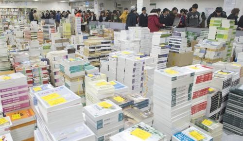 새학기 앞둔 대학서점 북새통