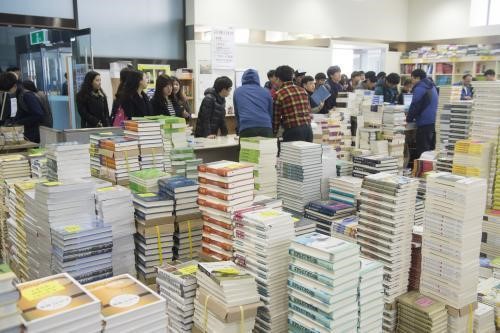 새학기 대학가 서점 ‘북적’