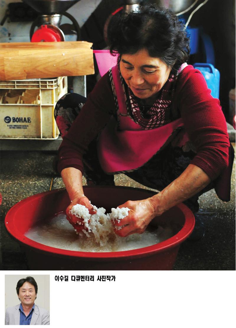 [전라도 장터 사람들-이수길 다큐사진작가] <11> 해남장터 떡 방앗간 김옥순씨