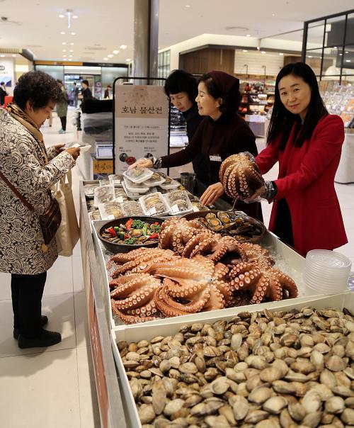 유통업체, 지역 농특산물 직거래로 ‘상생경영’